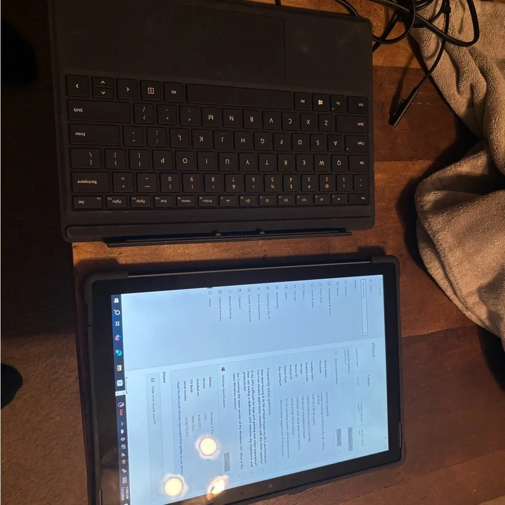 Windows surface with keyboard Windows OS - Picture 3 of 5